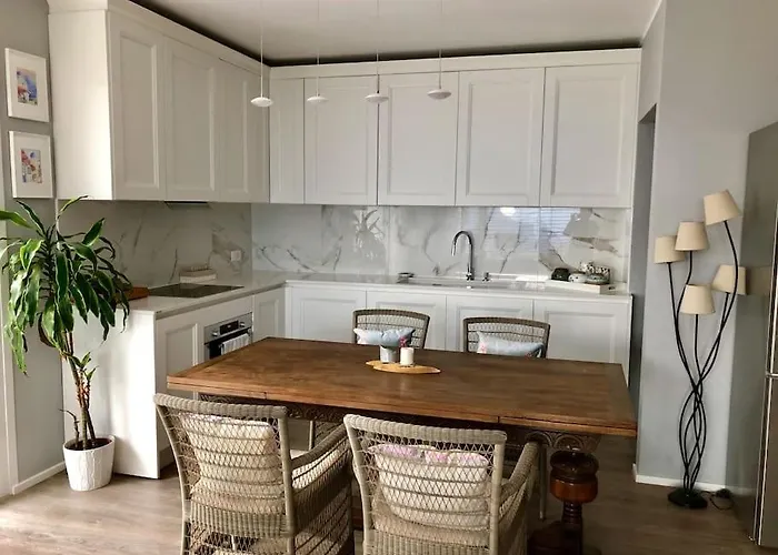 Single Family House With Lake View In Carona